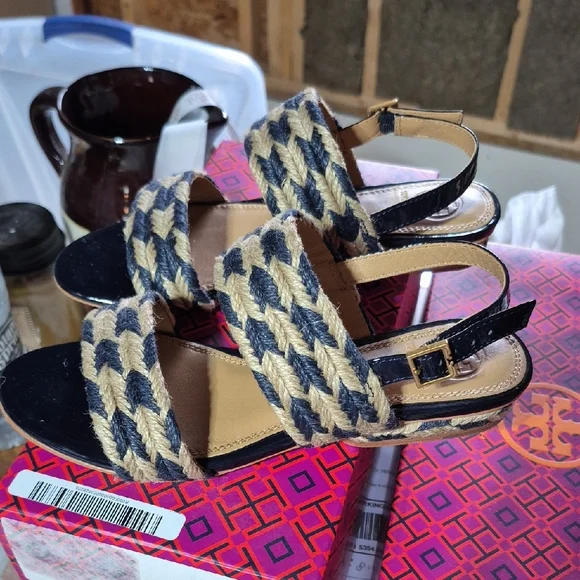 Tory Burch Stylish Navy Blue and Tan Jute Women's Sandals. Size 6 - Picture 4 of 8